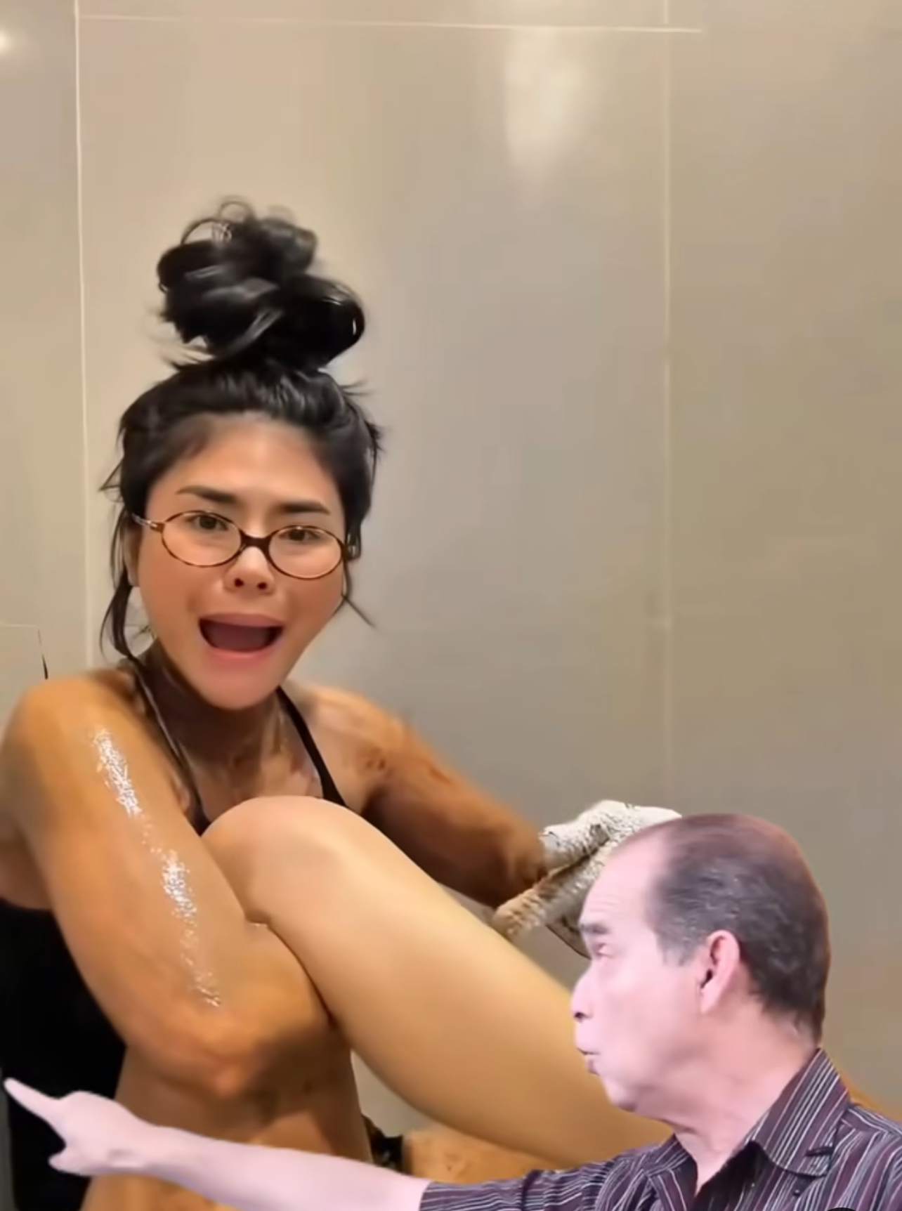 El Exfoliante Casero que Borra Manchas, Aclara la Piel y la Deja Blanca al Instante